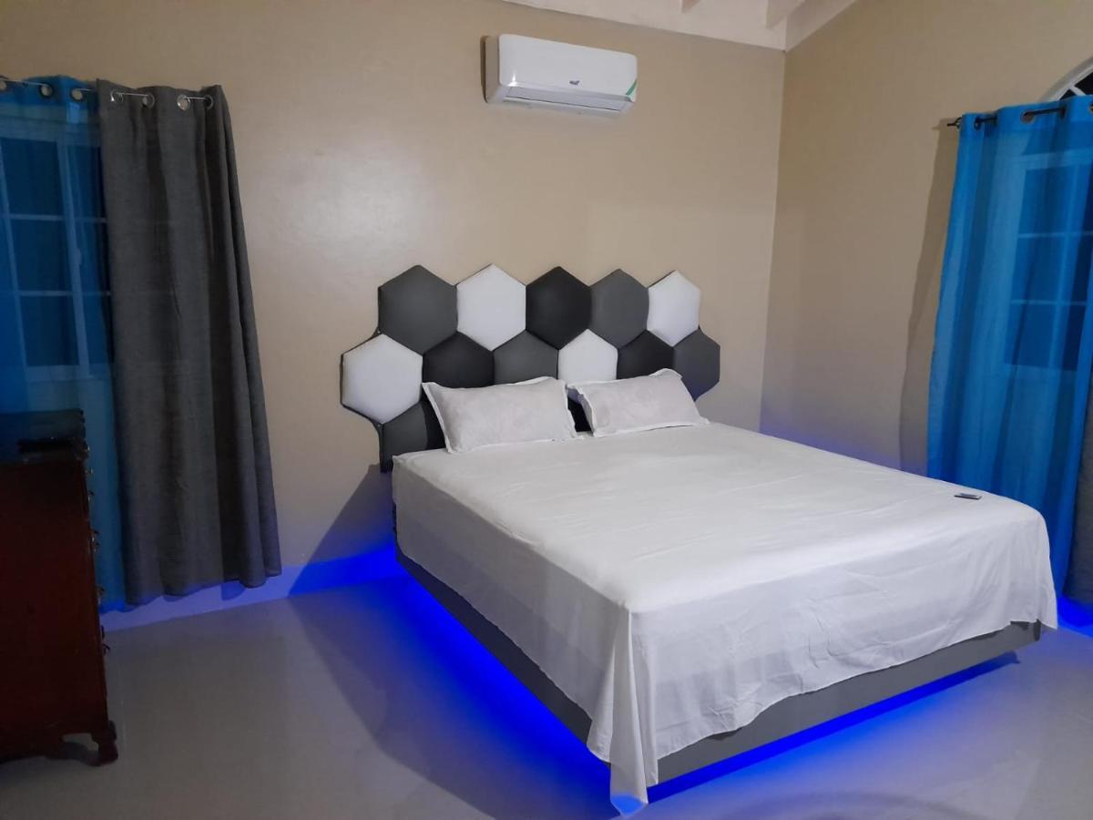 Loodik Vacation Home Brompton Manor Блэк-Ривер Экстерьер фото
